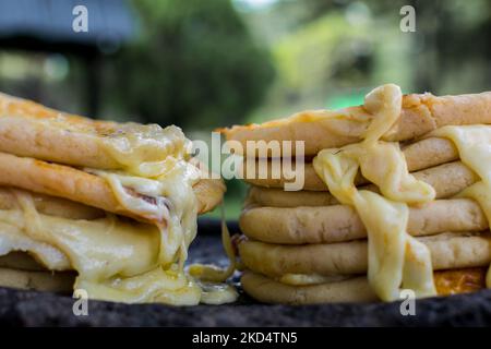 Typisch salvadorianisches Gericht, Käse-Pupusas mit Kohl und Tomatensauce. Reis- und Maispupusas gefüllt mit Käse, Bohnen oder anderen Zutaten Stockfoto