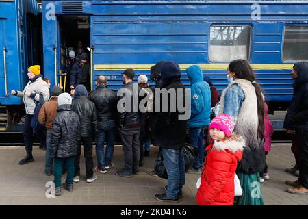 Ukrainische Flüchtlinge warten darauf, in einen Zug zu steigen, während Überschwemmungen von Menschen in Nachbarländer fliehen, während russische Invasion, in Lviv, Ukraine, 11. März, 2022. (Foto von Ceng Shou Yi/NurPhoto) Stockfoto