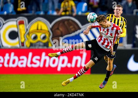 ARNHEM, NIEDERLANDE - 5. NOVEMBER: Tobias Lauritsen von Sparta Rotterdam, Enzo Cornelisse von Vitesse während des niederländischen Eredivisie-Spiels zwischen Vitesse und Sparta Rotterdam auf der Gelredome am 5. November 2022 in Arnhem, Niederlande (Foto: Rene Nijhuis/Orange Picts) Stockfoto