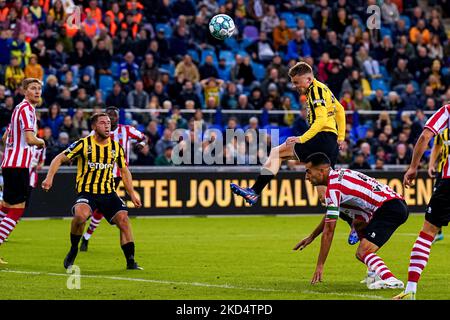 ARNHEM, NIEDERLANDE - 5. NOVEMBER: Enzo Cornelisse von Vitesse, Adil Auassar von Sparta Rotterdam während des niederländischen Eredivisie-Spiels zwischen Vitesse und Sparta Rotterdam am 5. November 2022 in Arnhem, Niederlande (Foto: Rene Nijhuis/Orange Picts) Stockfoto