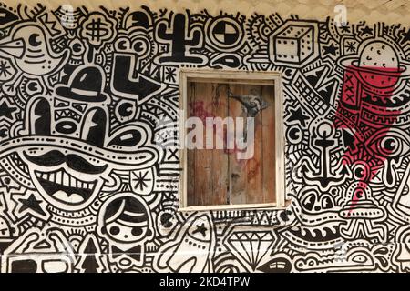 Pop Art, Street Art. Ein Abschnitt aus einer Serie von Wandgemälden auf einer Reihe von Gebäuden in der Altstadt von Lagos, Algarve, Portugal Stockfoto