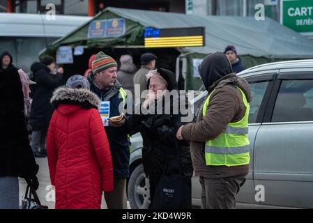 Eine ukrainische Frau, die von einem Volonteer unterstützt wird, wird am 2022-03-10 weinend gesehen, nachdem sie die Grenze in der Stadt Otaci im Norden Moldawiens überquert hat. (Foto von Matteo Placucci/NurPhoto) Stockfoto