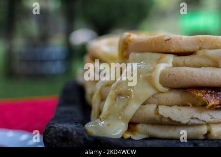 Typisch salvadorianisches Gericht, Käse-Pupusas mit Kohl und Tomatensauce. Reis- und Maispupusas gefüllt mit Käse, Bohnen oder anderen Zutaten Stockfoto