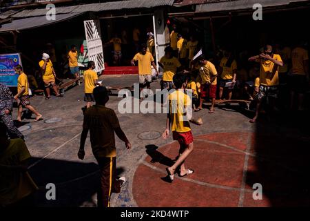 Philippinische Insassen warten darauf, am 12. März 2022 im Quezon City Gefängnis in Metro Manila, Philippinen, ihre Schüsse auf den Impfstoff von AstraZeneca aus dem Jahr COVID19 zu erhalten. (Foto von George Calvelo/NurPhoto) Stockfoto