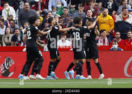 Fidel von Elche CF erzielt das erste Tor des Spiels während des La Liga-Spiels zwischen Granada CF und Elche CF im Nuevo Los Carmenes Stadium am 12. März 2022 in Granada, Spanien. (Foto von Álex Cámara/NurPhoto) Stockfoto