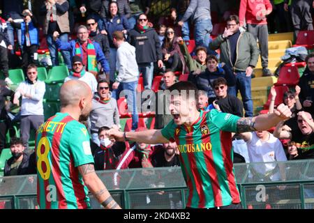 Koutsoupias Ilias (Ternana) jubelte mit Fans während des italienischen Fußballspiel Serie B Ternana Calcio gegen Cosenza Calcio am 12. März 2022 im Stadio Libero Liberati in Terni, Italien (Foto: Luca Marchetti/LiveMedia/NurPhoto) Stockfoto