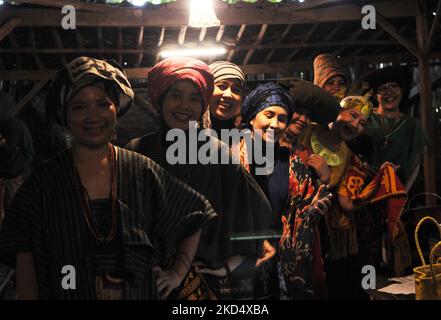 Mit traditionellen indonesischen Stoffen geben Frauen in einem Restaurant ihre Rechte zum Gedenken an den Internationalen Frauentag am 12. März 2022 in South Tangerang, Banten, zum Ausdruck. Department of Women's Empowerment and Gender Equality Alumni Association of UIN Syarif Hidayatulah (IKALUIN) Jakarta und das Women's Activist Network zum Gedenken an den Internationalen Frauentag, indem es Tuch oder Wastra (traditionelle Stoffe) trägt und mit Kopfbedeckungen aus dem gesamten Archipel ausgestattet ist. -Materialien aus der Natur und ihre Rechte in einer Botschaft an die Welt.(Foto: Dasril Roszandi/NurPhoto) Stockfoto