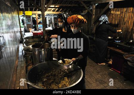 Mit traditionellen indonesischen Stoffen geben Frauen in einem Restaurant ihre Rechte zum Gedenken an den Internationalen Frauentag am 12. März 2022 in South Tangerang, Banten, zum Ausdruck. Department of Women's Empowerment and Gender Equality Alumni Association of UIN Syarif Hidayatulah (IKALUIN) Jakarta und das Women's Activist Network zum Gedenken an den Internationalen Frauentag, indem es Tuch oder Wastra (traditionelle Stoffe) trägt und mit Kopfbedeckungen aus dem gesamten Archipel ausgestattet ist. -Materialien aus der Natur und ihre Rechte in einer Botschaft an die Welt.(Foto: Dasril Roszandi/NurPhoto) Stockfoto