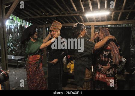 Mit traditionellen indonesischen Stoffen geben Frauen in einem Restaurant ihre Rechte zum Gedenken an den Internationalen Frauentag am 12. März 2022 in South Tangerang, Banten, zum Ausdruck. Department of Women's Empowerment and Gender Equality Alumni Association of UIN Syarif Hidayatulah (IKALUIN) Jakarta und das Women's Activist Network zum Gedenken an den Internationalen Frauentag, indem es Tuch oder Wastra (traditionelle Stoffe) trägt und mit Kopfbedeckungen aus dem gesamten Archipel ausgestattet ist. -Materialien aus der Natur und ihre Rechte in einer Botschaft an die Welt.(Foto: Dasril Roszandi/NurPhoto) Stockfoto