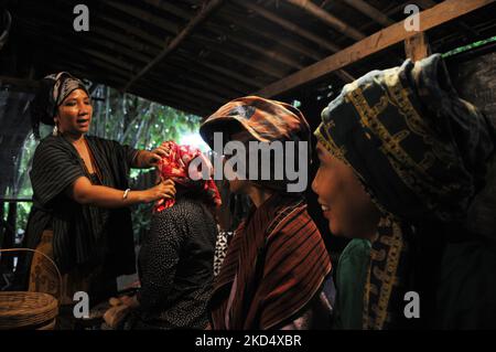 Mit traditionellen indonesischen Stoffen geben Frauen in einem Restaurant ihre Rechte zum Gedenken an den Internationalen Frauentag am 12. März 2022 in South Tangerang, Banten, zum Ausdruck. Department of Women's Empowerment and Gender Equality Alumni Association of UIN Syarif Hidayatulah (IKALUIN) Jakarta und das Women's Activist Network zum Gedenken an den Internationalen Frauentag, indem es Tuch oder Wastra (traditionelle Stoffe) trägt und mit Kopfbedeckungen aus dem gesamten Archipel ausgestattet ist. -Materialien aus der Natur und ihre Rechte in einer Botschaft an die Welt.(Foto: Dasril Roszandi/NurPhoto) Stockfoto