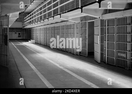 Inside Alcatraz Prison Cell Block C, San Francisco, USA - June, 1982 , historisches Wahrzeichen von San Francisco. Schwarzweiß-Foto. Stockfoto