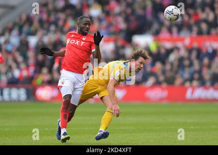 Keinan Davis von Nottingham Forest kämpft am Samstag, dem 12.. März 2022, mit Danny Drinkwater von Reading während des Sky Bet Championship-Spiels zwischen Nottingham Forest und Reading am City Ground, Nottingham. (Foto von Jon Hobley/MI News/NurPhoto) Stockfoto