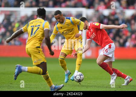 Tom Ince von Reading schützt den Ball vor Scott McKenna aus Nottingham Forest während des Sky Bet Championship-Spiels zwischen Nottingham Forest und Reading am City Ground, Nottingham, am Samstag, dem 12.. März 2022. (Foto von Jon Hobley/MI News/NurPhoto) Stockfoto