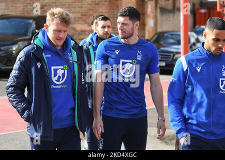 Scott McKenna von Nottingham Forest spricht mit Joe Worrall von Nottingham Forest während des Sky Bet Championship-Spiels zwischen Nottingham Forest und Reading am City Ground, Nottingham, am Samstag, dem 12.. März 2022. (Foto von Jon Hobley/MI News/NurPhoto) Stockfoto