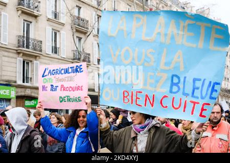 Demonstranten fordern während eines "Look Up"-marsches eine andere Form der Landwirtschaft, um die Regierungen zu drängen, gegen den Klimawandel und soziale Ungerechtigkeit in Paris, Frankreich, 12. März 2022, vorzugehen. (Foto von Vincent Koebel/NurPhoto) Stockfoto