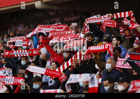 Unterstützer von GranadaCF beim La Liga Spiel zwischen Granada CF und Elche CF im Nuevo Los Carmenes Stadion am 12. März 2022 in Granada, Spanien. (Foto von Ãlex CÃ¡mara/NurPhoto) Stockfoto