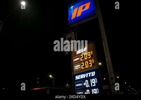 Preise für Kraftstoff an einer Tankstelle in Rom, Italien, Italien, am Samstag, 12. März 2022. (Foto von Andrea Ronchini/NurPhoto) Stockfoto