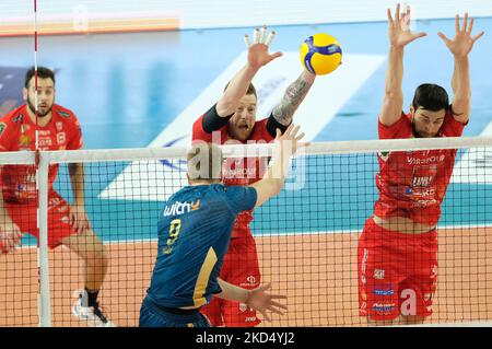 Block von Ivan Zaytsev - Cucine Lube Civitanova und Simone Anzani - Cucine Lube Civitanova während der Volleyball Italienischen Serie A Männer Superliga Meisterschaft Verona Volley vs Cucine Lube Civitanova am 12. März 2022 auf dem AGSM Forum in Verona, Italien (Foto von Roberto Tommasini/LiveMedia/NurPhoto) Stockfoto