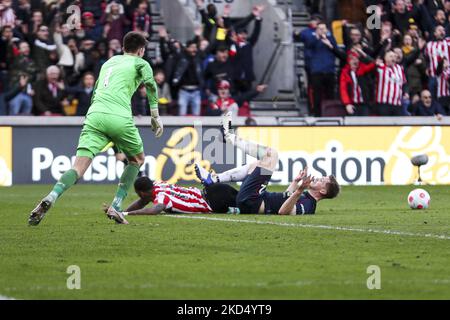 Nathan Collins aus Burnley bringt Ivan Toney aus Brentford, der am Samstag, dem 12.. März 2022, während des Premier League-Spiels zwischen Brentford und Burnley im Brentford Community Stadium, Brentford, eine Strafe für Brentford und eine Absendung nach sich zog. (Foto von Tom West/MI News/NurPhoto) Stockfoto