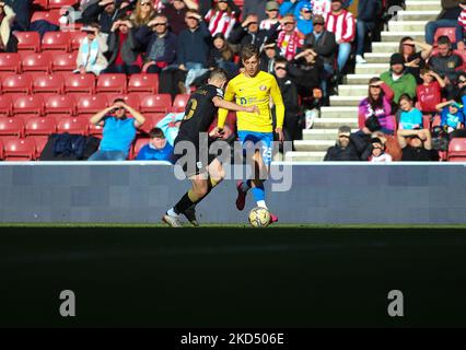 Jack Clarke von Sunderland tritt während des Sky Bet League 1-Spiels zwischen Sunderland und Crewe Alexandra am Samstag, dem 12.. März 2022, gegen Josh Lundstram von Crewe Alexander im Stadium of Light in Sunderland an. (Foto von Michael Driver/MI News/NurPhoto) Stockfoto