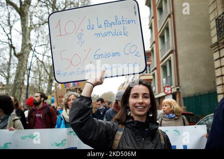 Eine Frau trägt ein Plakat mit der Aufschrift „10 % der Weltbevölkerung produzieren 50 % der Emissionen von CO2“. Mehrere tausend Menschen gingen auf die Straße, die von verschiedenen Organisationen wie XR, Greenpeace, Jugend für Klima, Attac, ANV-COP21 aufgerufen wurden. Die Demonstranten wollen die französischen Präsidentschaftskandidaten dazu aufrufen, die Klimanotlage zu berücksichtigen, die in der politischen Kampagne fast nicht vorhanden ist. Dieser Protest wurde in einer Bezugnahme auf die fim „nicht nachschlagen“, eine Metapher für die Klimakrise, als „nachschlagen“ bezeichnet. Märsche wie dieser wurden in 150 französischen Städten organisiert. Toulouse. Frankreich. März 12. 2022. (Ph Stockfoto