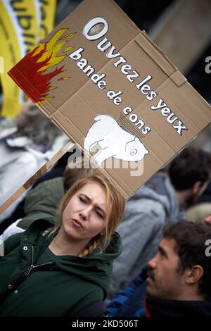 Ein Protestler hält einen Karton mit dem Titel „Offen Sie die Augen, Humbs“. Mehrere tausend Menschen gingen auf die Straße, die von verschiedenen Organisationen wie XR, Greenpeace, Jugend für Klima, Attac, ANV-COP21 aufgerufen wurden. Die Demonstranten wollen die französischen Präsidentschaftskandidaten dazu aufrufen, die Klimanotlage zu berücksichtigen, die in der politischen Kampagne fast nicht vorhanden ist. Dieser Protest wurde in einer Bezugnahme auf die fim „nicht nachschlagen“, eine Metapher für die Klimakrise, als „nachschlagen“ bezeichnet. Märsche wie dieser wurden in 150 französischen Städten organisiert. Toulouse. Frankreich. März 12. 2022. (Foto von Alain Pitton/NurPhoto) Stockfoto