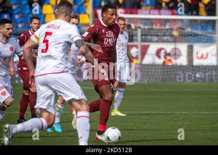 Michael Folorunsho reggina trägt den Ball während des italienischen Fußballspiel der Serie B Reggina 1914 gegen AC Perugia am 12. März 2022 im Stadio Oreste Granillo in Reggio Calabria, Italien (Foto: Valentina Giannettoni/LiveMedia/NurPhoto) Stockfoto