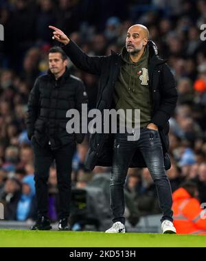 Manchester City Manager Pep Guardiola auf der Touchline weist seine Spieler an, wie Fulham-Manager Marco Silva (links) während des Premier League-Spiels im Etihad Stadium, Manchester, aufschaut. Bilddatum: Samstag, 5. November 2022. Stockfoto