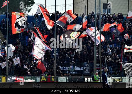 Fans von Cremonese während des Spiels der italienischen Fußball-Serie B AC Pisa gegen US Cremonese am 13. März 2022 in der Arena Garibaldi in Pisa, Italien (Foto von Gabriele Masotti/LiveMedia/NurPhoto) Stockfoto