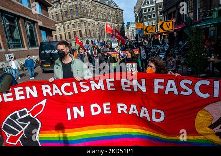 Während einer Demonstration gegen rechtsextreme Gruppen, die an den Kommunalwahlen teilnehmen, die am 13.. März 2022 in Amsterdam organisiert wurden, rufen Menschen Parolen gegen Rassismus. (Foto von Romy Arroyo Fernandez/NurPhoto) Stockfoto