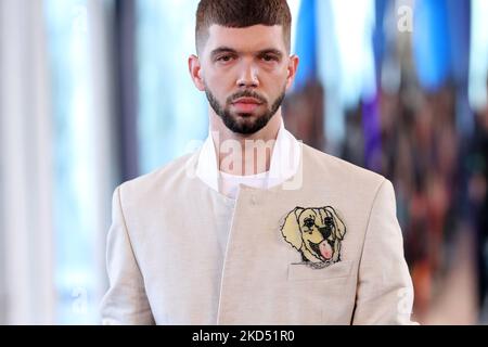 Ein Model präsentiert eine Kreation des portugiesischen Modedesigners Nuno Gama während der Lissabon Fashion Week 58. am 13. März 2022 in Lissabon, Portugal. (Foto von Pedro FiÃºza/NurPhoto) Stockfoto