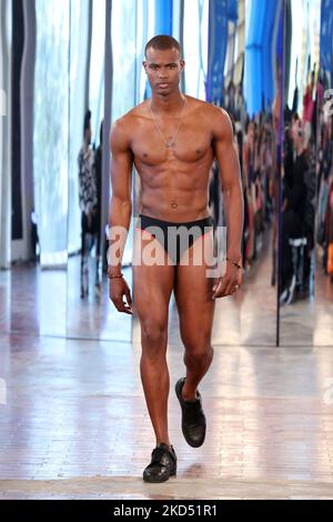 Ein Model präsentiert eine Kreation des portugiesischen Modedesigners Nuno Gama während der Lissabon Fashion Week 58. am 13. März 2022 in Lissabon, Portugal. (Foto von Pedro FiÃºza/NurPhoto) Stockfoto