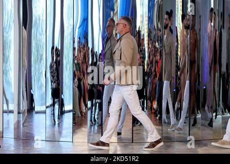 Ein Model präsentiert eine Kreation des portugiesischen Modedesigners Nuno Gama während der Lissabon Fashion Week 58. am 13. März 2022 in Lissabon, Portugal. (Foto von Pedro FiÃºza/NurPhoto) Stockfoto