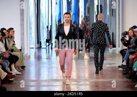 Ein Model präsentiert eine Kreation des portugiesischen Modedesigners Nuno Gama während der Lissabon Fashion Week 58. am 13. März 2022 in Lissabon, Portugal. (Foto von Pedro FiÃºza/NurPhoto) Stockfoto