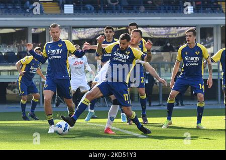 federico ceccherini (verona) und amir rrahmani (Napoli) während des spiels hellas Verona FC gegen SSC Napoli am 13. März 2022 im Marcantonio Bentegodi Stadion in Verona, Italien (Foto: Alessio Tarpini/LiveMedia/NurPhoto) Stockfoto