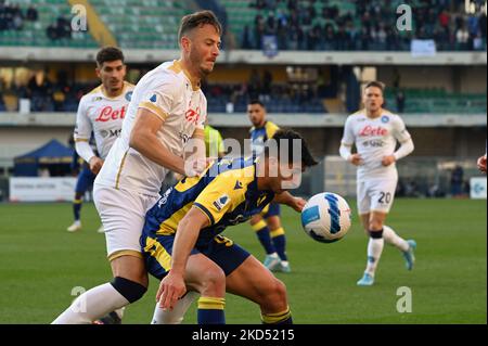 giovanni simeone (verona) und amir rrahmnai (napoli) während des spiels hellas Verona FC gegen SSC Napoli am 13. März 2022 im Marcantonio Bentegodi Stadion in Verona, Italien (Foto: Alessio Tarpini/LiveMedia/NurPhoto) Stockfoto