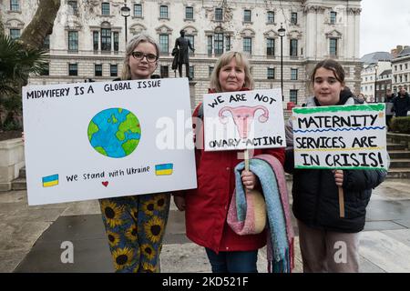 LONDON, VEREINIGTES KÖNIGREICH - 13. MÄRZ 2022: Frauen halten Plakate, während Hebammen, Doulas und Geburtshelferinnen am Parliament Square demonstrieren und die Regierung dazu aufrufen, am 13. März 2022 in London, England, angesichts des erhöhten Drucks auf die Mutterschaftsdienste, einschließlich Personalmangel und Unterfinanzierung, dringend zu handeln. (Foto von Wiktor Szymanowicz/NurPhoto) Stockfoto