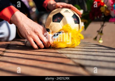 Ein Demonstrator stellt Spielzeug an ein Denkmal für Kinder, die in der Ukraine von Russen während einer Mahnwache im Weißen Haus für die in der Ukraine Getöteten getötet wurden. Hunderte von Menschen versammelten sich, um an die Opfer des andauernden russischen Krieges zu erinnern und ihr Leben zu ehren. Die Veranstaltung wurde von United Help Ukraine und ukrainisch-amerikanischen Aktivisten gesponsert, sowohl von US-amerikanischen Hilfsorganisationen als auch von Interessenvertretungen. (Foto von Allison Bailey/NurPhoto) Stockfoto