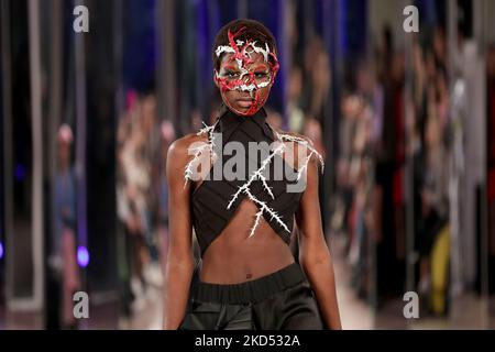 Ein Model präsentiert eine Kreation des portugiesischen Modedesigners Valentim Quaresma während der Lissabon Fashion Week 58. am 13. März 2022 in Lissabon, Portugal. (Foto von Pedro FiÃºza/NurPhoto) Stockfoto