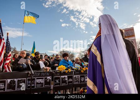 Metropolit Borys Gudziak von der ukrainischen katholischen Kirche führt während einer Mahnwache im Weißen Haus ein Gebet für die in der Ukraine Getöteten. Hunderte von Menschen versammelten sich, um an die Opfer des andauernden russischen Krieges zu erinnern und ihr Leben zu ehren. Die Veranstaltung wurde von United Help Ukraine und ukrainisch-amerikanischen Aktivisten gesponsert, sowohl von US-amerikanischen Hilfsorganisationen als auch von Interessenvertretungen. (Foto von Allison Bailey/NurPhoto) Stockfoto