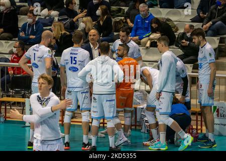 Auszeit Cisterna während der Volleyball Italienische Serie A Männer Superleague Championship Consar Ravenna gegen Top Volley Cisterna am 13. März 2022 im Pala De Andre in Ravenna, Italien (Foto von Daniele Ricci/LiveMedia/NurPhoto) Stockfoto