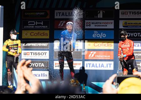 (L-R) Jonas Vingegaard Rasmussen aus Dänemark und Team Jumbo - Visma auf dem zweiten Platz, Rennsieger Tadej Pogacar aus Slowenien und UAE Team Emirates Blue Leader Jersey und Mikel Landa Meana aus Spanien und Team Bahrain siegen auf dem dritten Platz nach der 57. Tirreno-Adriatico 2022 - Etappe 7 A 159km Etappe von San Benedetto del Tronto nach San Benedetto Del Tronto am 13. März 2022 . (Foto von Cinzia Camela/LiveMedia/NurPhoto) Stockfoto