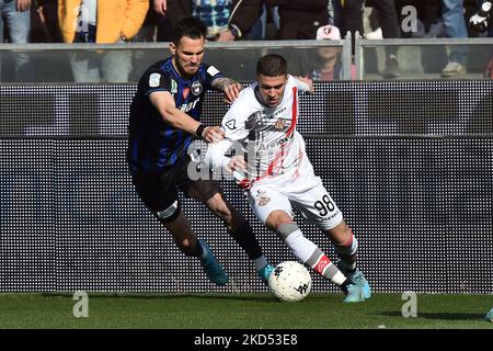 Luca Zanimacchia (Cremonese) behindert durch Marius Marin (Pisa) während des italienischen Fußballspiel Serie B AC Pisa gegen US Cremonese am 13. März 2022 in der Arena Garibaldi in Pisa, Italien (Foto von Gabriele Masotti/LiveMedia/NurPhoto) Stockfoto