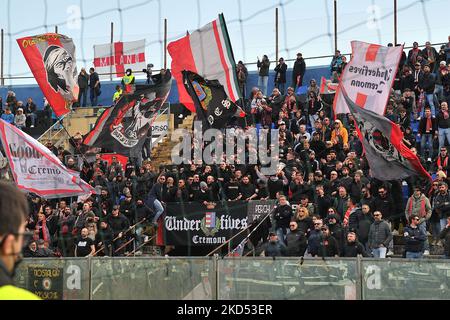 Fans von Cremonese beim Spiel der italienischen Fußball-Serie B AC Pisa gegen US Cremonese am 13. März 2022 in der Arena Garibaldi in Pisa, Italien (Foto von Gabriele Masotti/LiveMedia/NurPhoto) Stockfoto