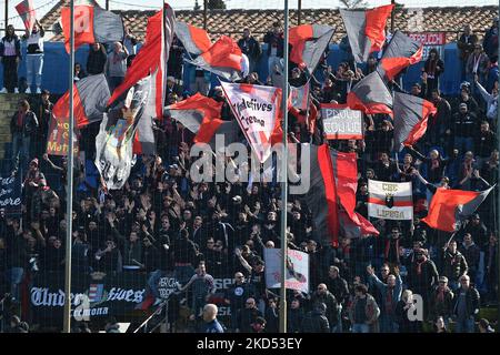 Fans von Cremonese beim Spiel der italienischen Fußball-Serie B AC Pisa gegen US Cremonese am 13. März 2022 in der Arena Garibaldi in Pisa, Italien (Foto von Gabriele Masotti/LiveMedia/NurPhoto) Stockfoto