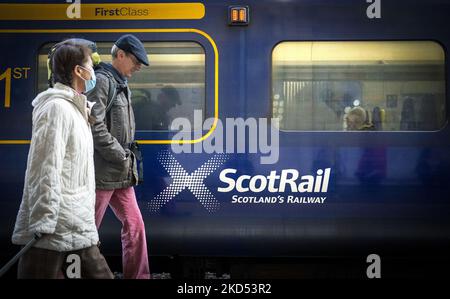 Aktenfoto vom 23/05/22 eines ScotRail-Zuges am Bahnhof Waverley in Edinburgh. Pendler stehen vor einem Montag voller Elend, da die Eisenbahnunterbrechung in der nächsten Woche anstehen wird, obwohl eine Gewerkschaft ihren geplanten Streik abruft. GMT-Mitglieder hatten am Samstag, Montag und Mittwoch in ihrem bitteren Streit mit Network Rail 24-Stunden-Streiks auslaufen müssen, aber die Staats- und Regierungschefs haben die Streiks am Freitag abgesagt. Ausgabedatum: Samstag, 5. November 2022. Stockfoto