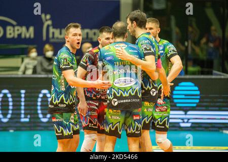 Jubel der Spieler von Perugia während der Volleyball-Meisterschaft der italienischen Superliga der Männer A Vero Volley Monza gegen Sir Safety Conad Perugia am 13. März 2022 in der Arena di Monza in Monza, Italien (Foto von Valerio Origo/LiveMedia/NurPhoto) Stockfoto