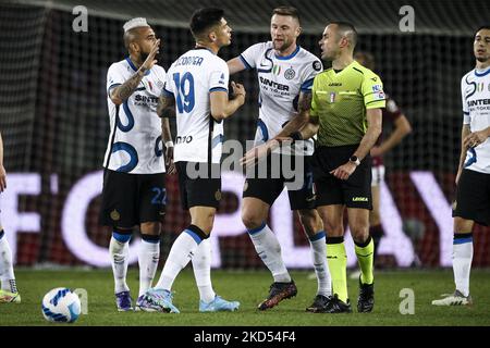 Inter Mittelfeldspieler Arturo Vidal (22), Inter Forward Joaquin Correa (19) und Inter Verteidiger Milan Skriniar (37) sprechen mit Schiedsrichter Marco Guida während des Serie A Fußballspiels n.29 TURIN - INTER am 13. März 2022 im Stadio Olimpico Grande Torino in Turin, Piemont, Italien. Endergebnis: Torino-Inter 1-1. (Foto von Matteo Bottanelli/NurPhoto) Stockfoto