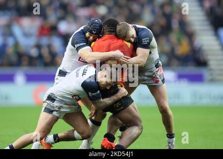 WIGAN, Großbritannien: Ein hartes England-Tackle während des Rugby League World Cup Quarter Finales 2021 zwischen England und Papua-Neuguinea am Samstag, 5.. November 2022 im DW-Stadion in Wigan. (Kredit: Pat Scaasi | MI Nachrichten) Kredit: MI Nachrichten & Sport /Alamy Live Nachrichten Stockfoto