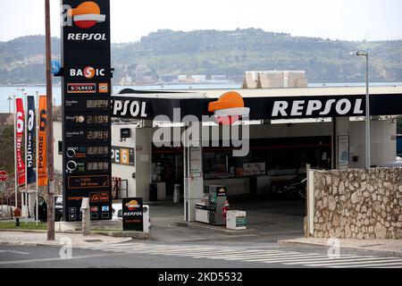 An der Tankstelle werden aufgrund der anhaltenden russischen Invasion in der Ukraine in Lissabon, Portugal, am 14. März 2022 neue Kraftstoffpreise von über 2 Euro pro Liter angezeigt. (Foto von Pedro FiÃºza/NurPhoto) Stockfoto